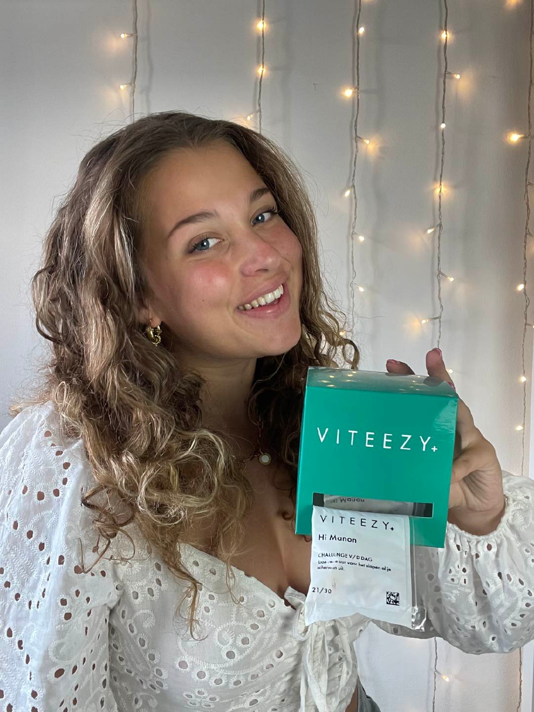 Manon met Viteezy doosje in haar hand